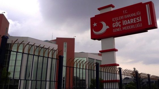 إدارة الهجرة التركية تحذر الأجانب من رسائل احتيالية تنتحل صفة مسؤولين أمنيين وتطالب بالمال