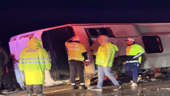 انقلاب حافلة تقل مهاجرين غير نظاميين في كهرمان مرعش يودي بحياة شخص ويصيب 22 آخرين