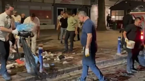رئيس بلدية إزمير يجمع النفايات بيده وسط إضراب عمالي ومشادة مع أحد المضربين