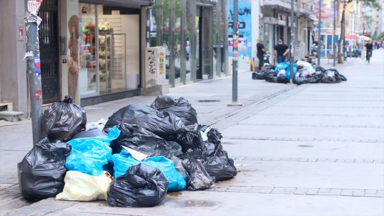 تكدّس القمامة في إزمير بسبب إضراب عمالي واسع احتجاجًا على عقود العمل
